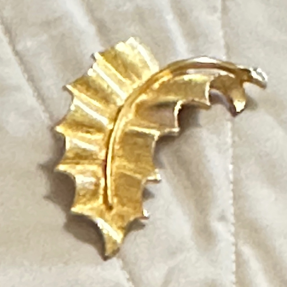 Vintage, brushed gold leaf brooch